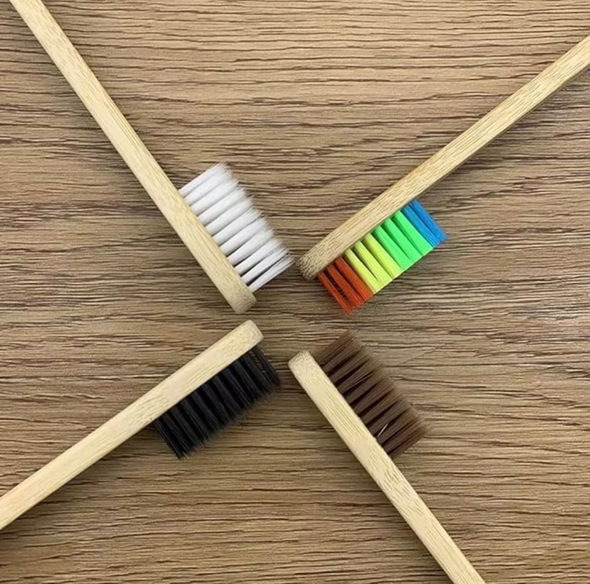 Set di 10 Spazzolini in Bambù – Eco-Friendly, Eleganti e Riutilizzabili